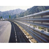 海口一級(jí)公路兩側(cè)防撞護(hù)欄板 屯昌波形梁鋼護(hù)欄批發(fā)